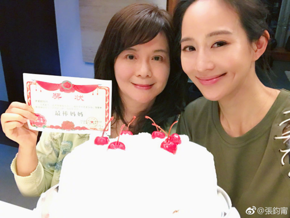 旺旺母亲节》戏剧女神颁「最棒妈妈」!张钧甯24小时旋风访台只为她