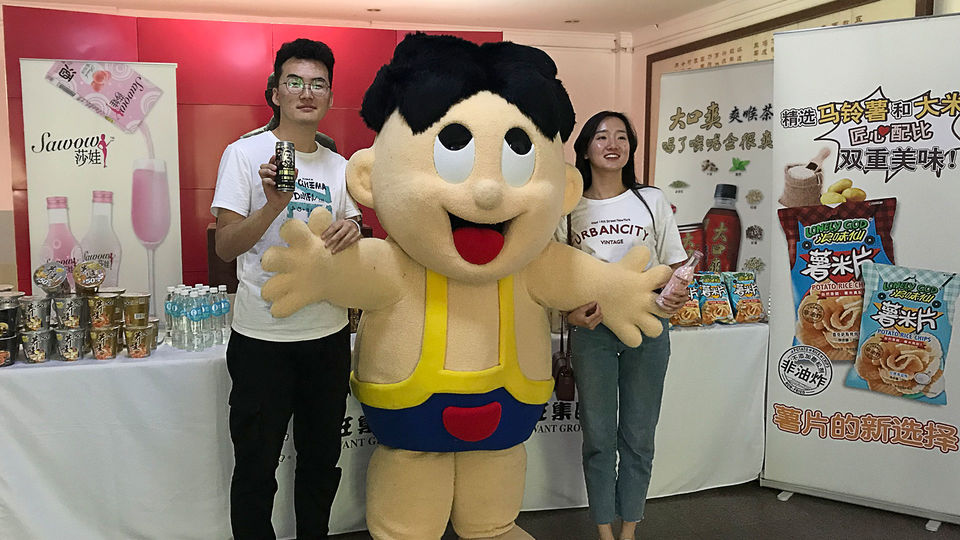 旺仔与同学亲密互动