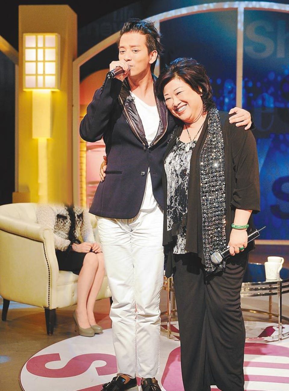 陈晓东带着妈妈一起上节目  用歌声表达对妈妈的爱