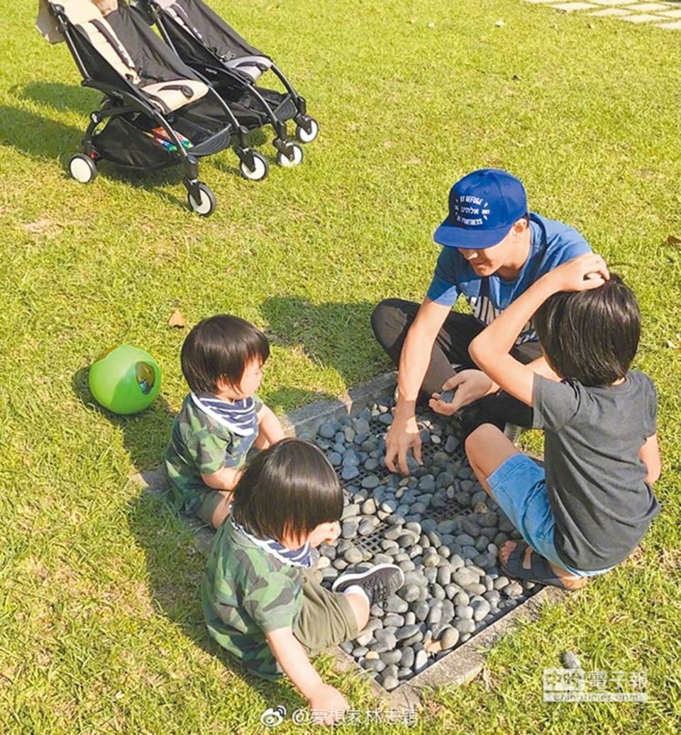 林志颖经常带3个儿子到户外玩耍。（取材自微博）