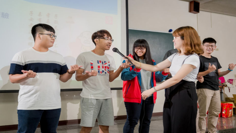 中央社 : 中天主播劉盈秀到長榮大學 宣傳旺旺孝親獎