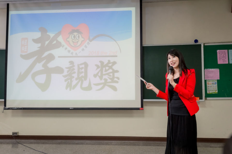 中央社 : 中天主播劉盈秀到長榮大學 宣傳旺旺孝親獎