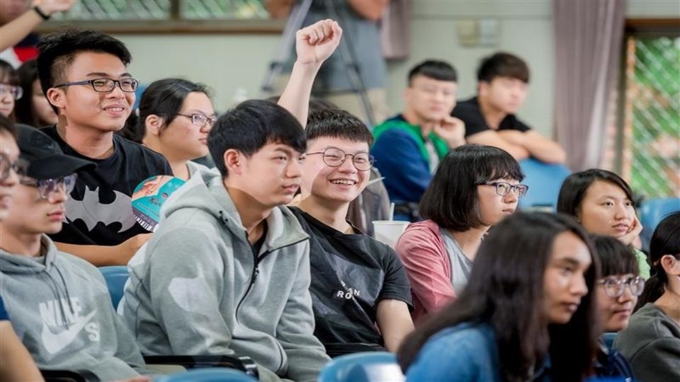 長榮大學 : 中天主播劉盈秀到長榮大學 宣傳旺旺孝親獎