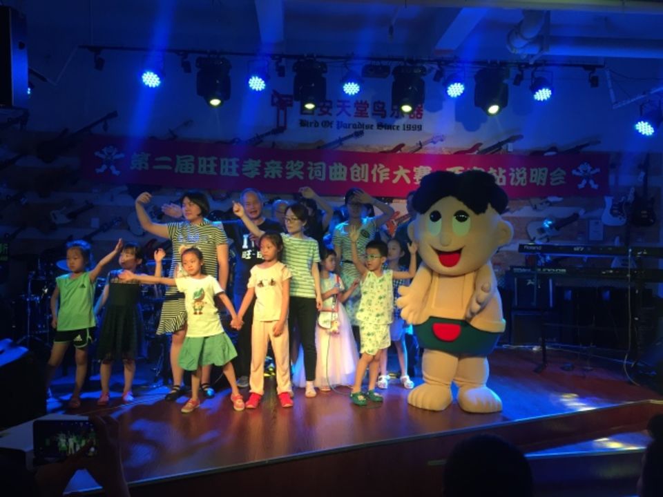 現場演唱第一屆孝親獎獲獎歌曲《孩子別忘了我》